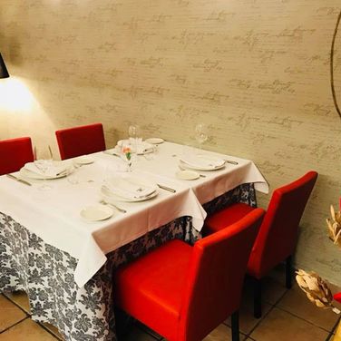 Restaurante Paredes mesa con sillas rojas